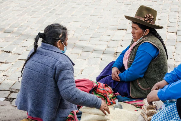 Peru - 15 Mayıs 2022: Cuzco 'da geleneksel giyinmiş Perulu insanlar. Cusco, Peru 'da kadın satışı, 15 Mayıs 2022