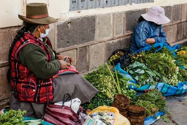 Peru - 15 Mayıs 2022: Cuzco 'da geleneksel giyinmiş Perulu insanlar. Cusco, Peru, 15 Mayıs 2022
