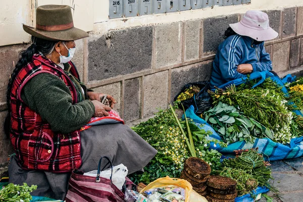 Peru - 15 Mayıs 2022: Cuzco 'da geleneksel giyinmiş Perulu insanlar. Cusco, Peru, 15 Mayıs 2022