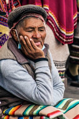 Peru - 15 Mayıs 2022: Cuzco 'da geleneksel giyinmiş Perulu insanlar. Cusco, Peru, 15 Mayıs 2022