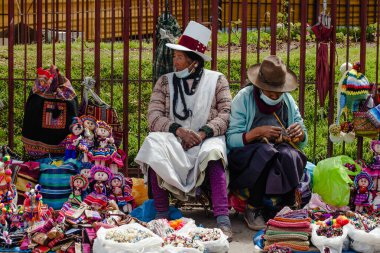 Peru - 15 Mayıs 2022: Cuzco 'da geleneksel giyinmiş Perulu insanlar. Hediyelik eşya satan bir kadın. Cusco, Peru, 15 Mayıs 2022