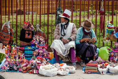 Peru - 15 Mayıs 2022: Cuzco 'da geleneksel giyinmiş Perulu insanlar. Hediyelik eşya satan bir kadın. Cusco, Peru, 15 Mayıs 2022