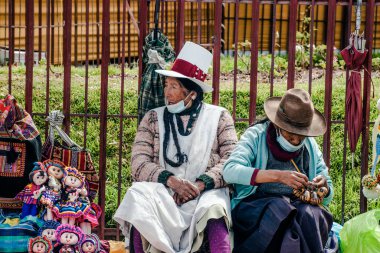 Peru - 15 Mayıs 2022: Cuzco 'da geleneksel giyinmiş Perulu insanlar. Hediyelik eşya satan bir kadın. Cusco, Peru, 15 Mayıs 2022