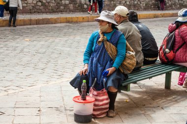 Peru - 15 Mayıs 2022: Cuzco 'da geleneksel giyinmiş Perulu insanlar. Cusco, Peru, 15 Mayıs 2022