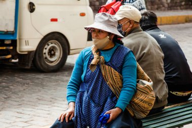 Peru - 15 Mayıs 2022: Cuzco 'da geleneksel giyinmiş Perulu insanlar. Cusco, Peru, 15 Mayıs 2022
