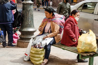 Peru - 15 Mayıs 2022: Cuzco 'da geleneksel giyinmiş Perulu insanlar. Cusco, Peru, 15 Mayıs 2022