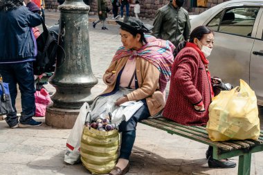 Peru - 15 Mayıs 2022: Cuzco 'da geleneksel giyinmiş Perulu insanlar. Cusco, Peru, 15 Mayıs 2022