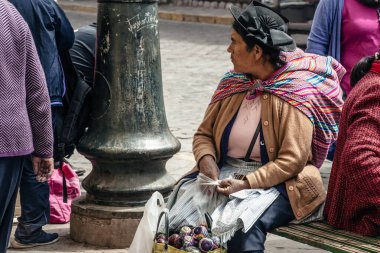 Peru - 15 Mayıs 2022: Cuzco 'da geleneksel giyinmiş Perulu insanlar. Cusco, Peru, 15 Mayıs 2022