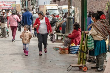 Peru - 15 Mayıs 2022: Cuzco 'da geleneksel giyinmiş Perulu insanlar. Anne ve küçük kızı. Cusco, Peru, 15 Mayıs 2022