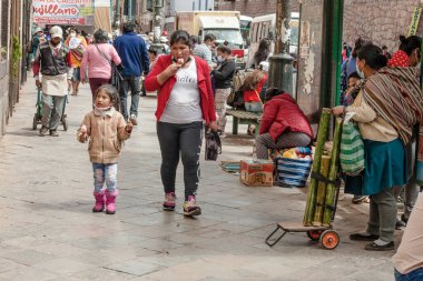 Peru - 15 Mayıs 2022: Cuzco 'da geleneksel giyinmiş Perulu insanlar. Anne ve küçük kızı. Cusco, Peru, 15 Mayıs 2022