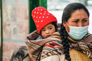 Peru - 15 Mayıs 2022: Cuzco 'da geleneksel giyinmiş Perulu insanlar. Anne ve küçük kızı. Cusco, Peru, 15 Mayıs 2022