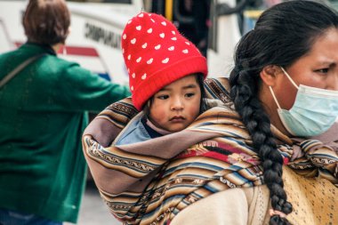 Peru - 15 Mayıs 2022: Cuzco 'da geleneksel giyinmiş Perulu insanlar. Anne ve küçük kızı. Cusco, Peru, 15 Mayıs 2022