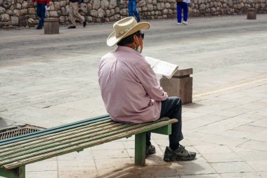 Peru - 15 Mayıs 2022: Cuzco 'da geleneksel giyinmiş Perulu insanlar. Cusco, Peru, 15 Mayıs 2022