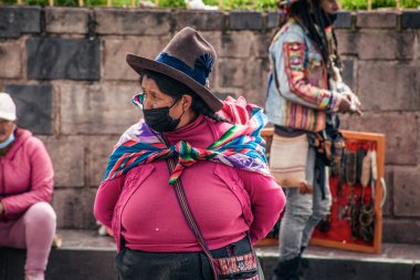 Peru - 15 Mayıs 2022: Cuzco 'da geleneksel giyinmiş Perulu insanlar. Cusco, Peru, 15 Mayıs 2022