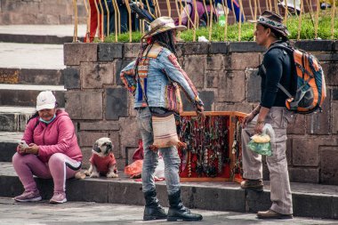 Peru - 15 Mayıs 2022: Cuzco 'da Perulu insanlar. Geleneksel Clother 'daki Hintli adam 15 Mayıs 2022' de Peru 'da hediyelik eşya satıyor.