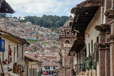 Peru - 15 Mayıs 2022: 15 Mayıs 2022 'de Peru' nun Cusco kenti yakınlarında geleneksel kıyafetler giyen Perulu insanlar