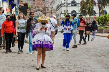 Peru - 15 Mayıs 2022: Cuzco 'da geleneksel giyinmiş Perulu insanlar. Cusco, Peru, 15 Mayıs 2022