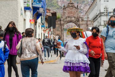 Peru - 15 Mayıs 2022: Cuzco 'da geleneksel giyinmiş Perulu insanlar. Cusco, Peru, 15 Mayıs 2022