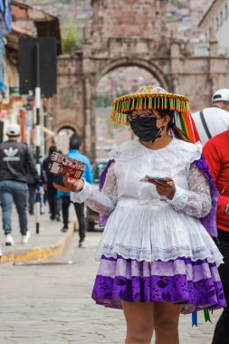 Peru - 15 Mayıs 2022: Cuzco 'da geleneksel giyinmiş Perulu insanlar. Cusco, Peru, 15 Mayıs 2022