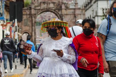 Peru - 15 Mayıs 2022: Cuzco 'da geleneksel giyinmiş Perulu insanlar. Cusco, Peru, 15 Mayıs 2022