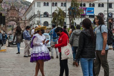 Peru - 15 Mayıs 2022: Cuzco 'da geleneksel giyinmiş Perulu insanlar. Cusco, Peru, 15 Mayıs 2022