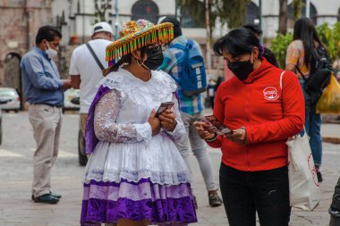 Peru - 15 Mayıs 2022: Cuzco 'da geleneksel giyinmiş Perulu insanlar. Cusco, Peru, 15 Mayıs 2022