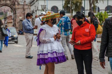 Peru - 15 Mayıs 2022: Cuzco 'da geleneksel giyinmiş Perulu insanlar. Cusco, Peru, 15 Mayıs 2022
