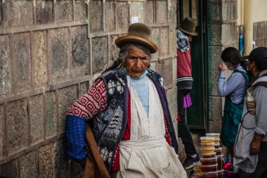 Peru - 15 Mayıs 2022: 15 Mayıs 2022 'de Peru' nun Cusco kenti yakınlarında geleneksel kıyafetler giyen Perulu insanlar