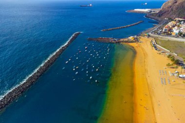 Teresitas Sahili hava görüntüsü Drone ile çekildi. Tenerife Kanarya Adası, İspanya