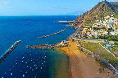 Teresitas Sahili hava görüntüsü Drone ile çekildi. Tenerife Kanarya Adası, İspanya