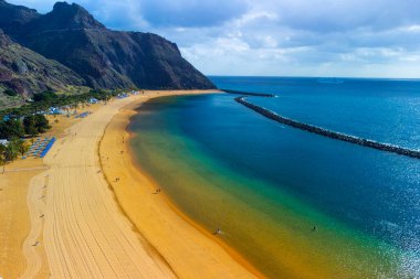Teresitas Sahili hava görüntüsü Drone ile çekildi. Tenerife Kanarya Adası, İspanya