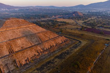 Teotihuacan piramidinin üzerinde sıcak hava balonunda gün doğumu