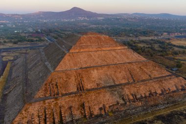 Teotihuacan piramidinin üzerinde sıcak hava balonunda gün doğumu
