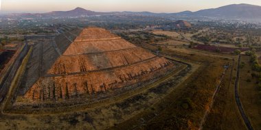 Teotihuacan Piramidinin üzerinde gün doğumu, Meksika