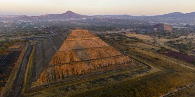 Teotihuacan Piramidinin üzerinde gün doğumu, Meksika