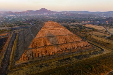 Teotihuacan Piramidinin üzerinde gün doğumu, Meksika