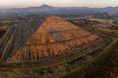 Teotihuacan Piramidinin üzerinde gün doğumu, Meksika