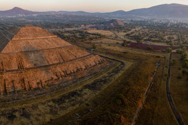 Teotihuacan Piramidinin üzerinde gün doğumu, Meksika