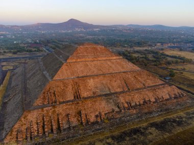 Teotihuacan piramidinin üzerinde sıcak hava balonunda gün doğumu