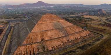 Teotihuacan Piramidinin üzerinde gün doğumu, Meksika