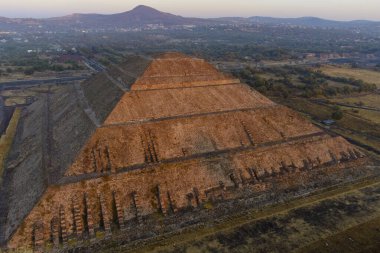 Teotihuacan piramidinin üzerinde sıcak hava balonunda gün doğumu