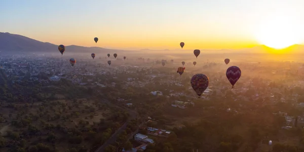 Sunrise Hot Air Balloon Teotihuacan Pyramid — ストック写真