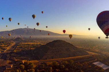 Teotihuacan piramidinin üzerinde sıcak hava balonunda gün doğumu