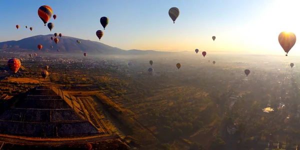 Napkelte Hőlégballonon Teotihuacan Piramis Felett — Stock Fotó