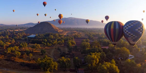 Nascer Sol Balão Quente Sobre Pirâmide Teotihuacan — Fotografia de Stock