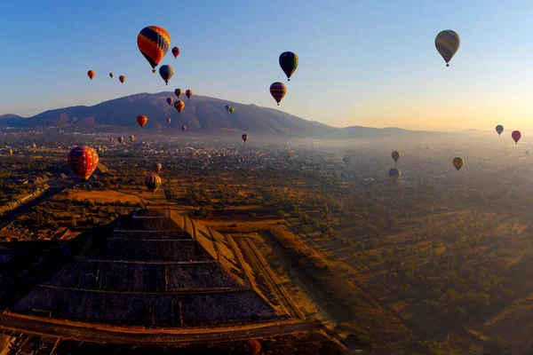 Teotihuacan Piramidinin Üzerinde Sıcak Hava Balonunda Gün Doğumu — Stok fotoğraf