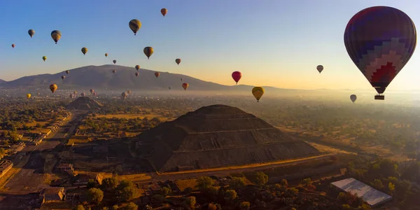 Nascer Sol Balão Quente Sobre Pirâmide Teotihuacan — Fotografia de Stock