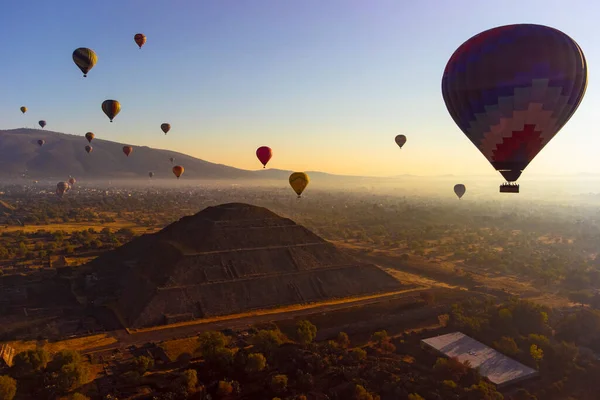 Východ Slunce Horkovzdušném Balónu Nad Teotihuacanskou Pyramidou — Stock fotografie