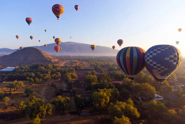 Sunrise Hot Air Balloon Teotihuacan Pyramid — Foto Stock