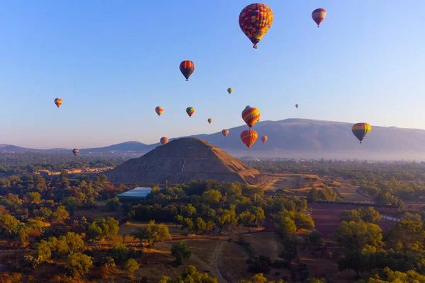 Teotihuacan Piramidinin Üzerinde Sıcak Hava Balonunda Gün Doğumu — Stok fotoğraf